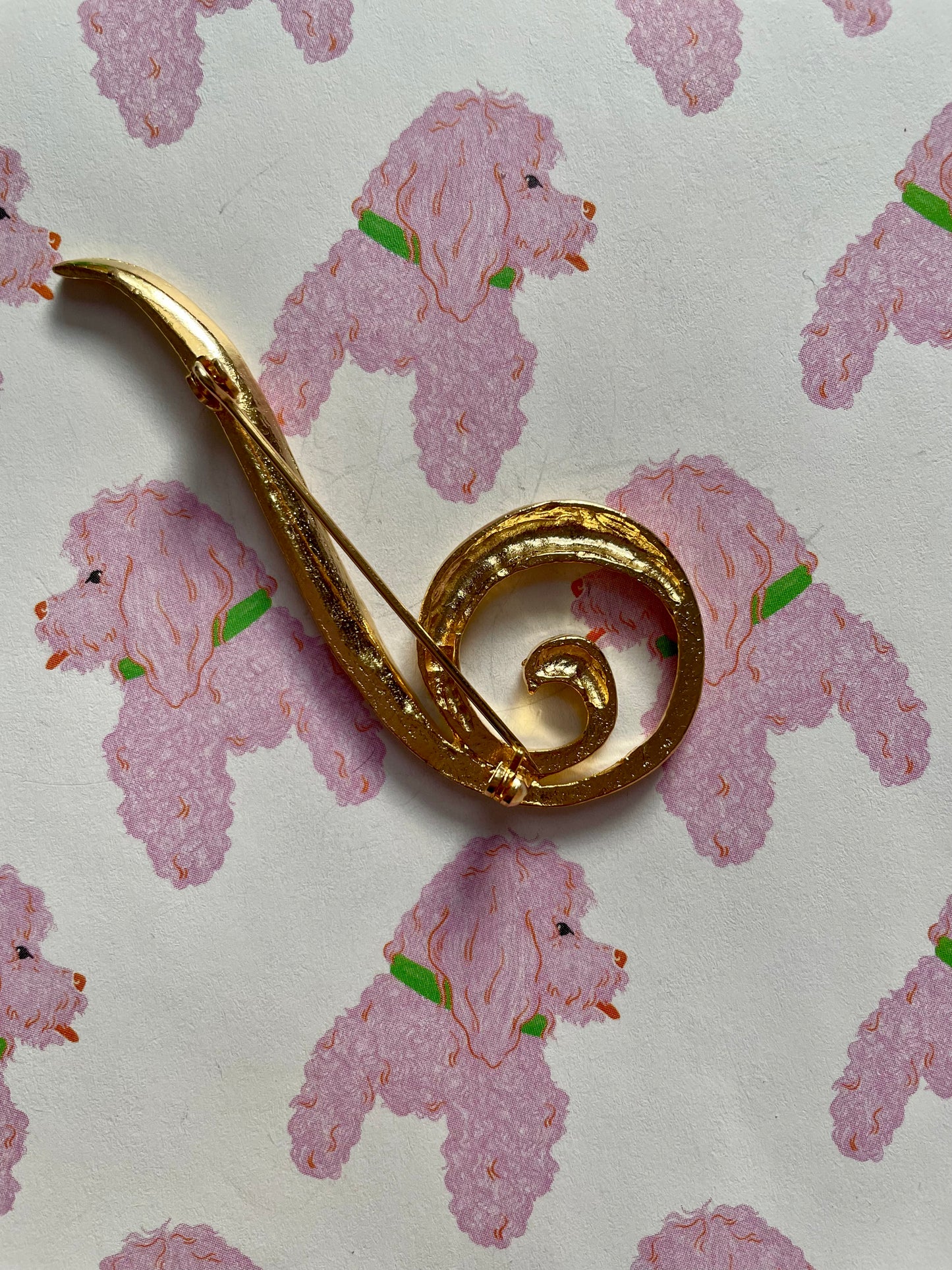 Sierlijke krul broche