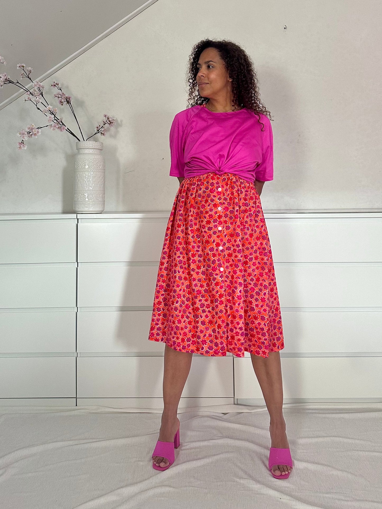Vintage oranje doorknoopjurk met paars en rode bloemen - S/M