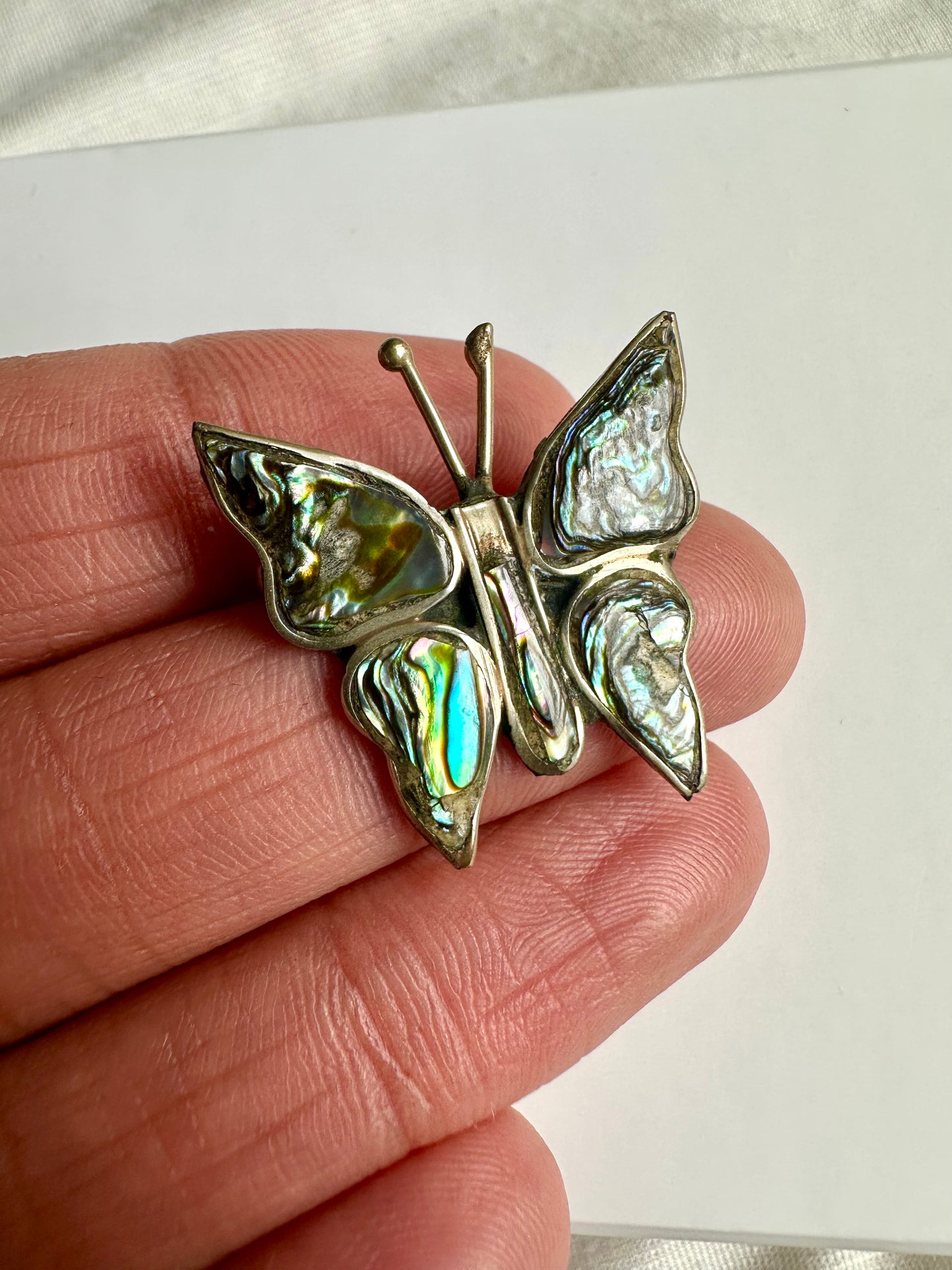 Close-up van Mexicaanse handgemaakte vlinder broche, waarop de parelmoer glans goed zichtbaar is