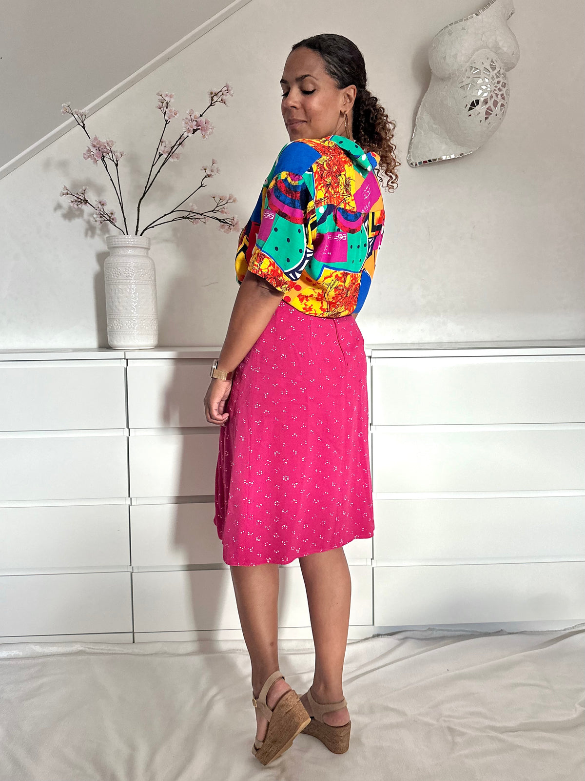 Zijaanzicht van een vintage outfit rok en blouse