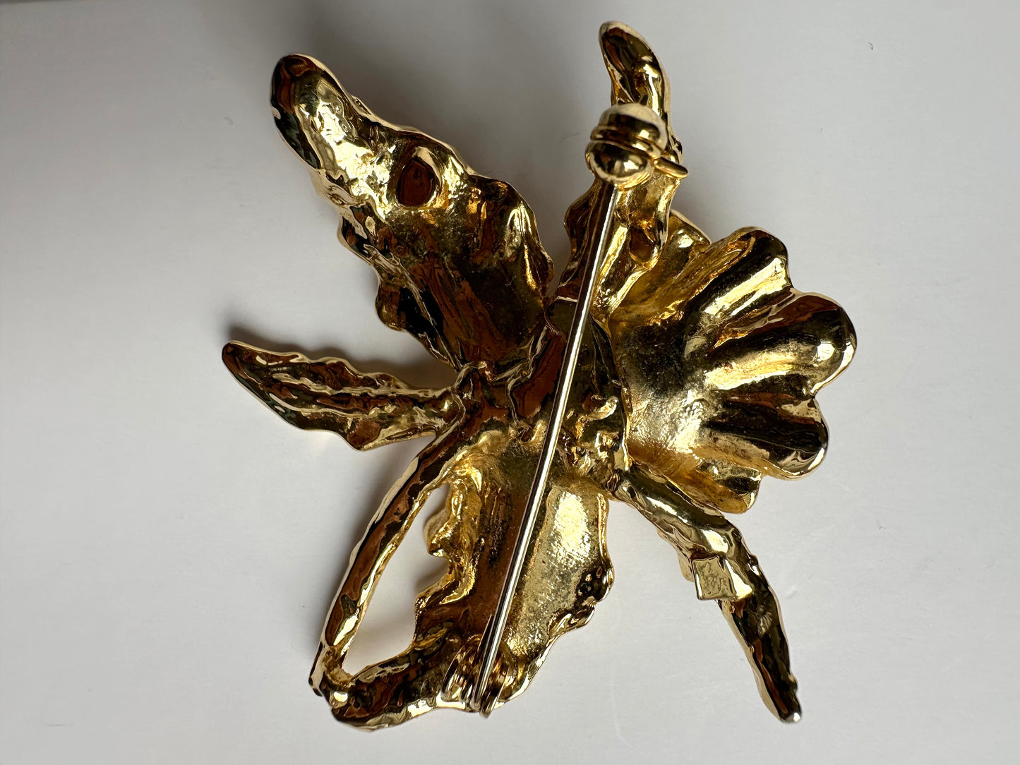 Vintage goudkleurige zware broche in bloemvorm achterzijde