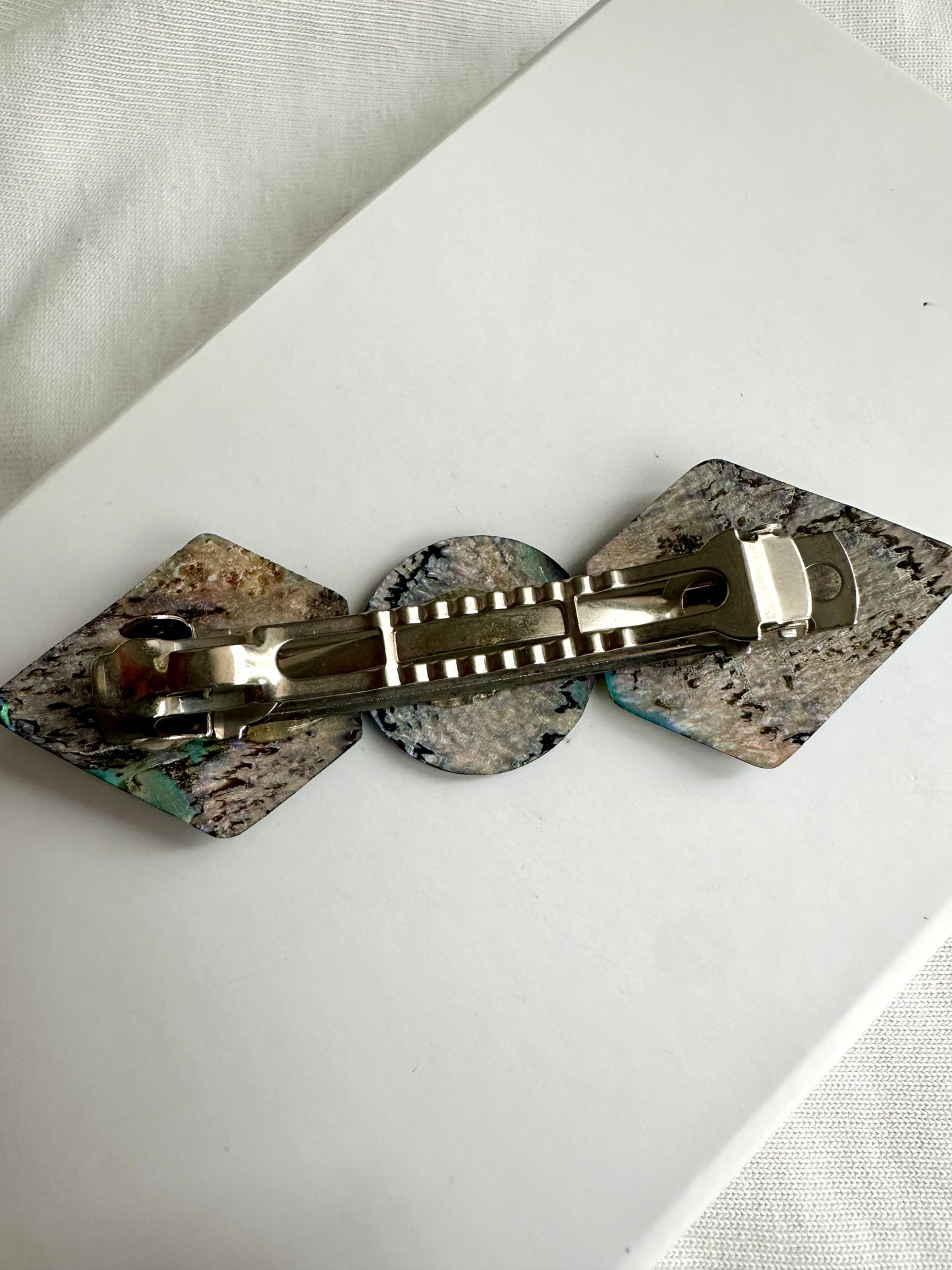 Achterkant van retro haarclips gemaakt van schelp