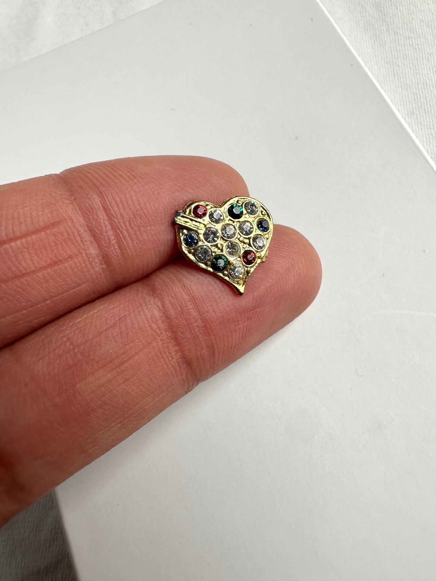 Klein hartjes broche goudkleurig met gekleurde diamanten