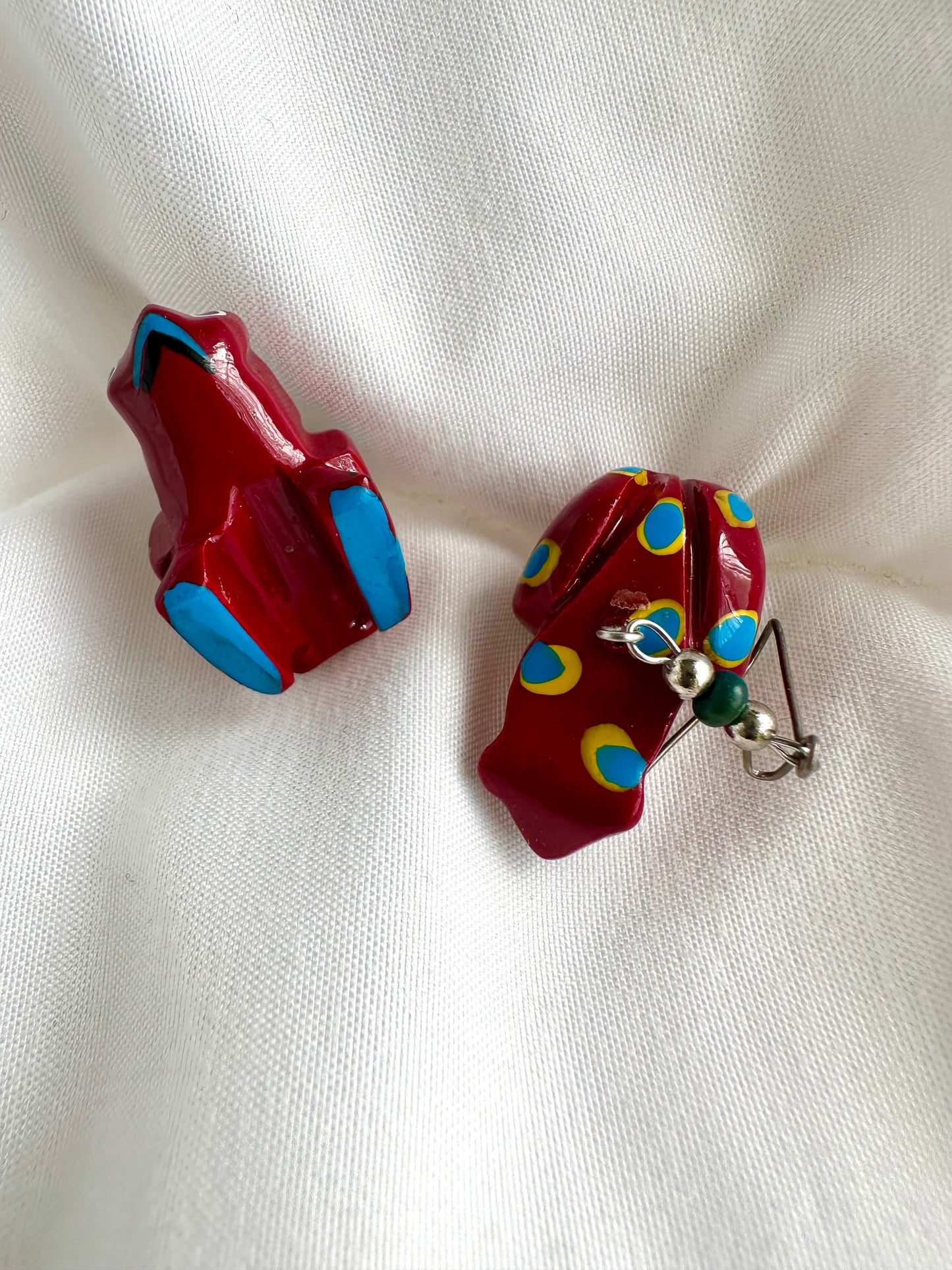 Retro handbeschilderde oorbellen in rood met stippels
