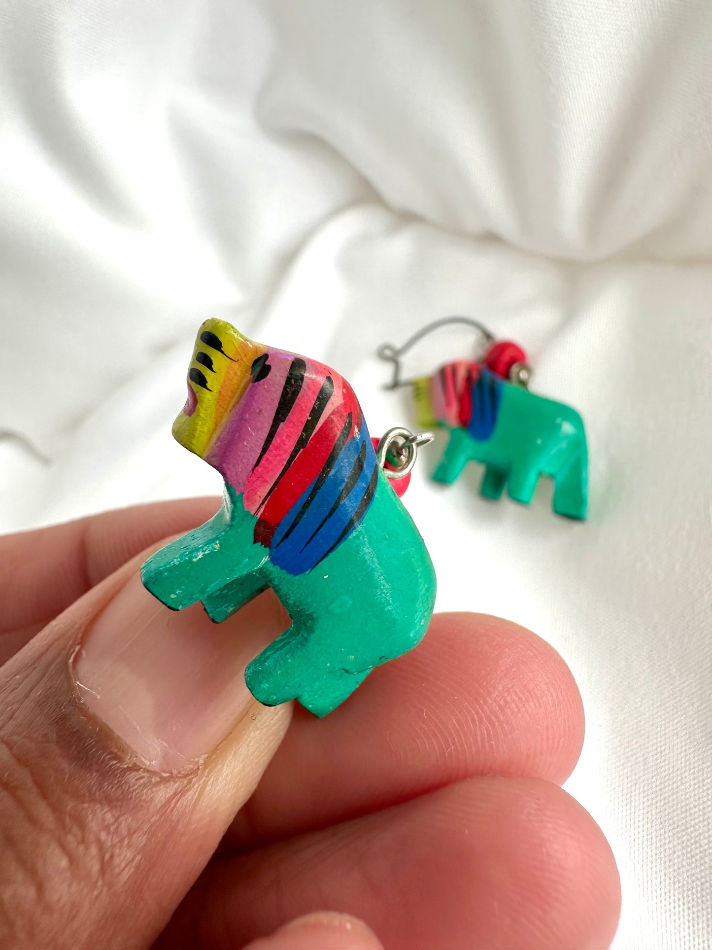 Detailfoto van jaren negentig houten oorbellen in leeuw vorm