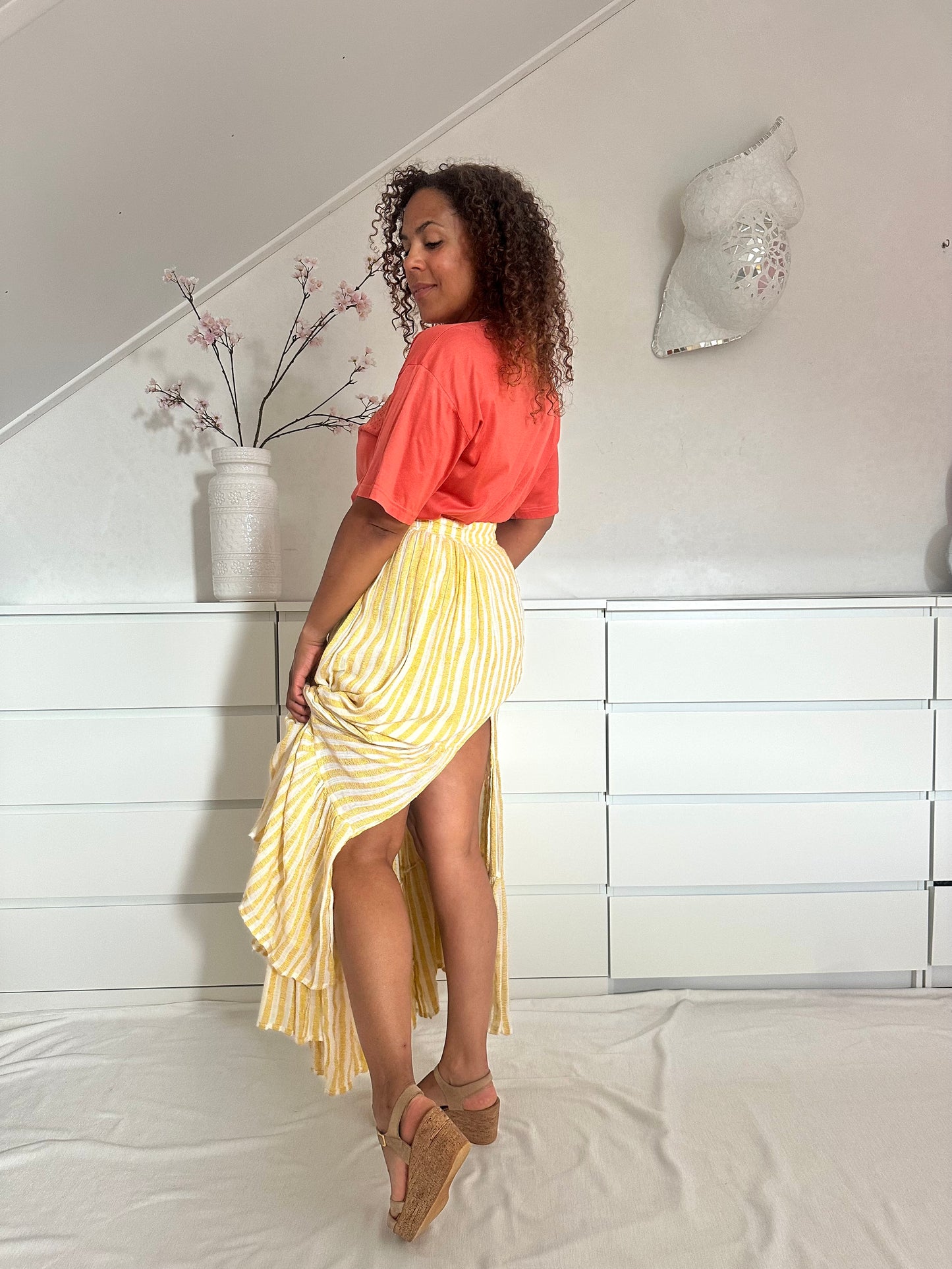 Achterkant van retro maxi-rok met een split aan de achterzijde