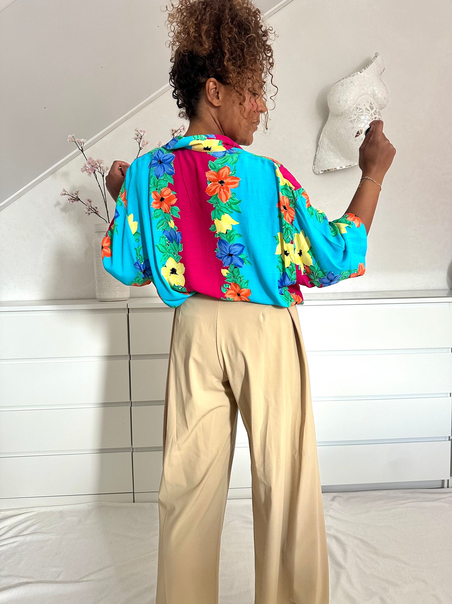 Achterkant van retro hawaii print blouse