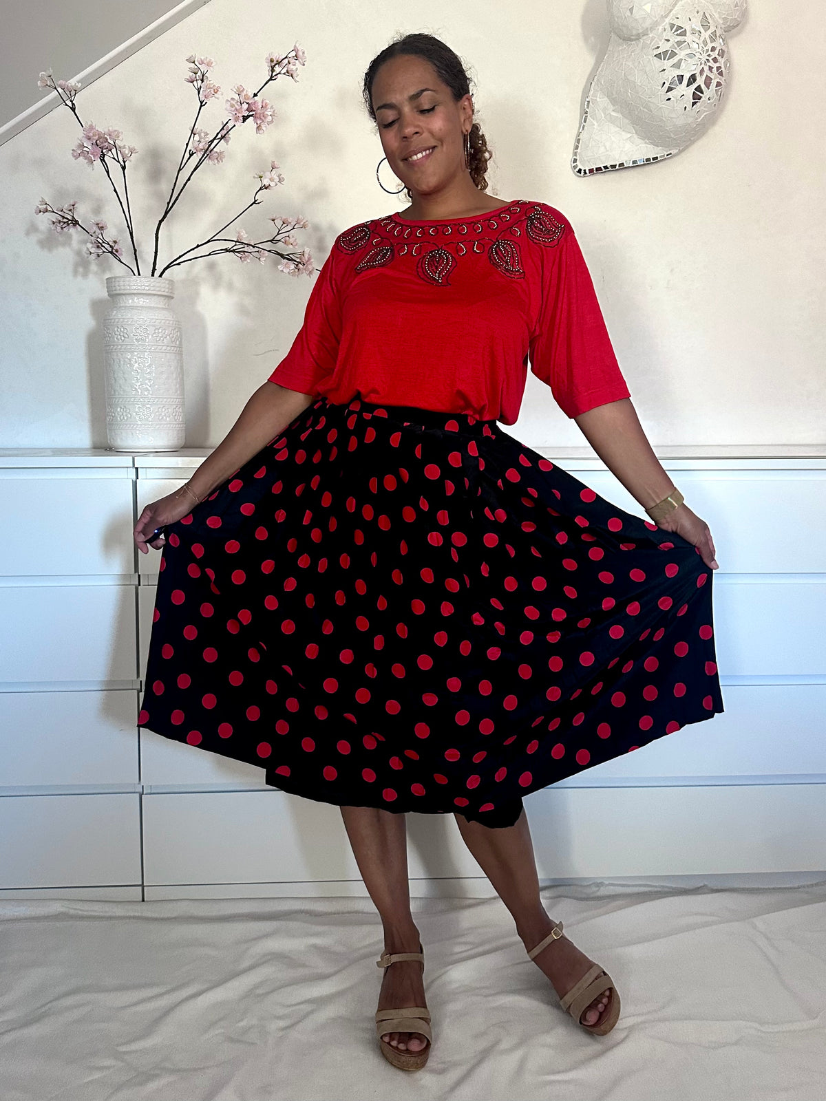 Shot met rijkwijdte van vintage plooirok met polka dot print