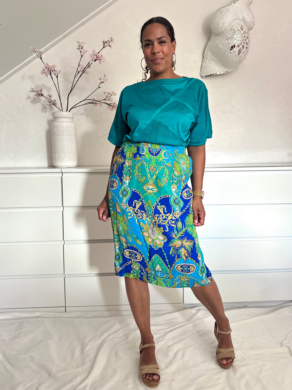 Vintage rok met barok print gecombineerd met petrol tshirt