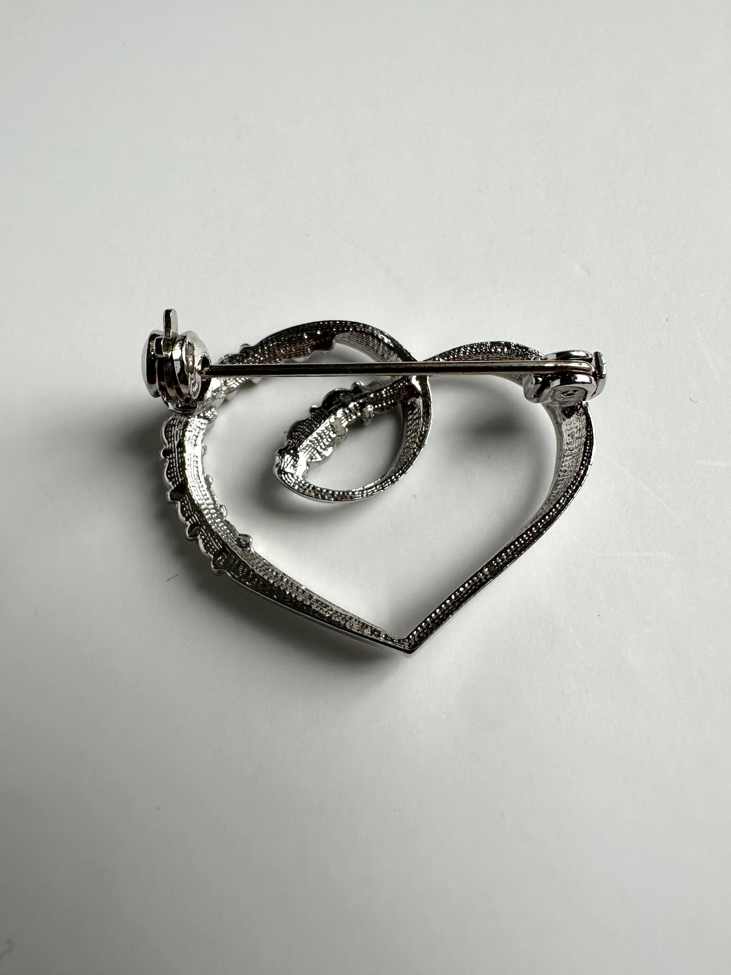 Vintage zilveren hartjesbroche, achterkant