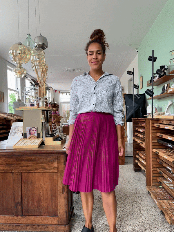 Film van vintage nette dames blouse in zwart wit print met mouwtjes opgerold