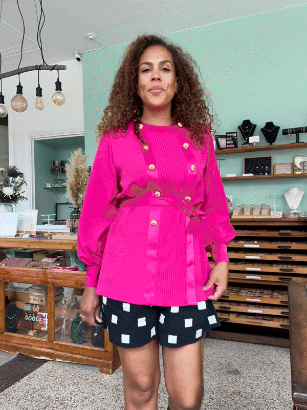 Film van vintage dames blouse in roze met lange pasvorm en elegante uitstraling