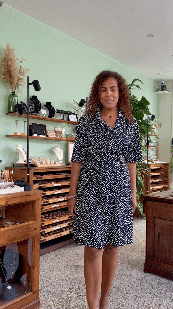 Film van vintage zomerjurk met korte mouwen in zwart wit polka dot patroon