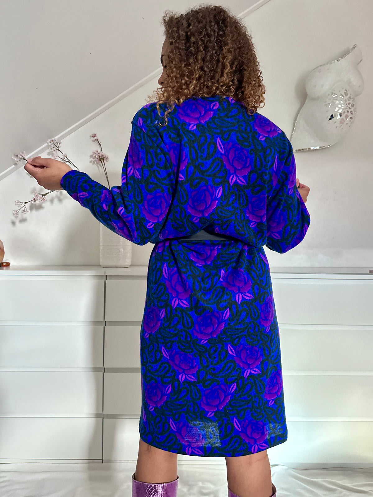 Vintage kobaltblauwe fleecejurk met paarse bloemen - M