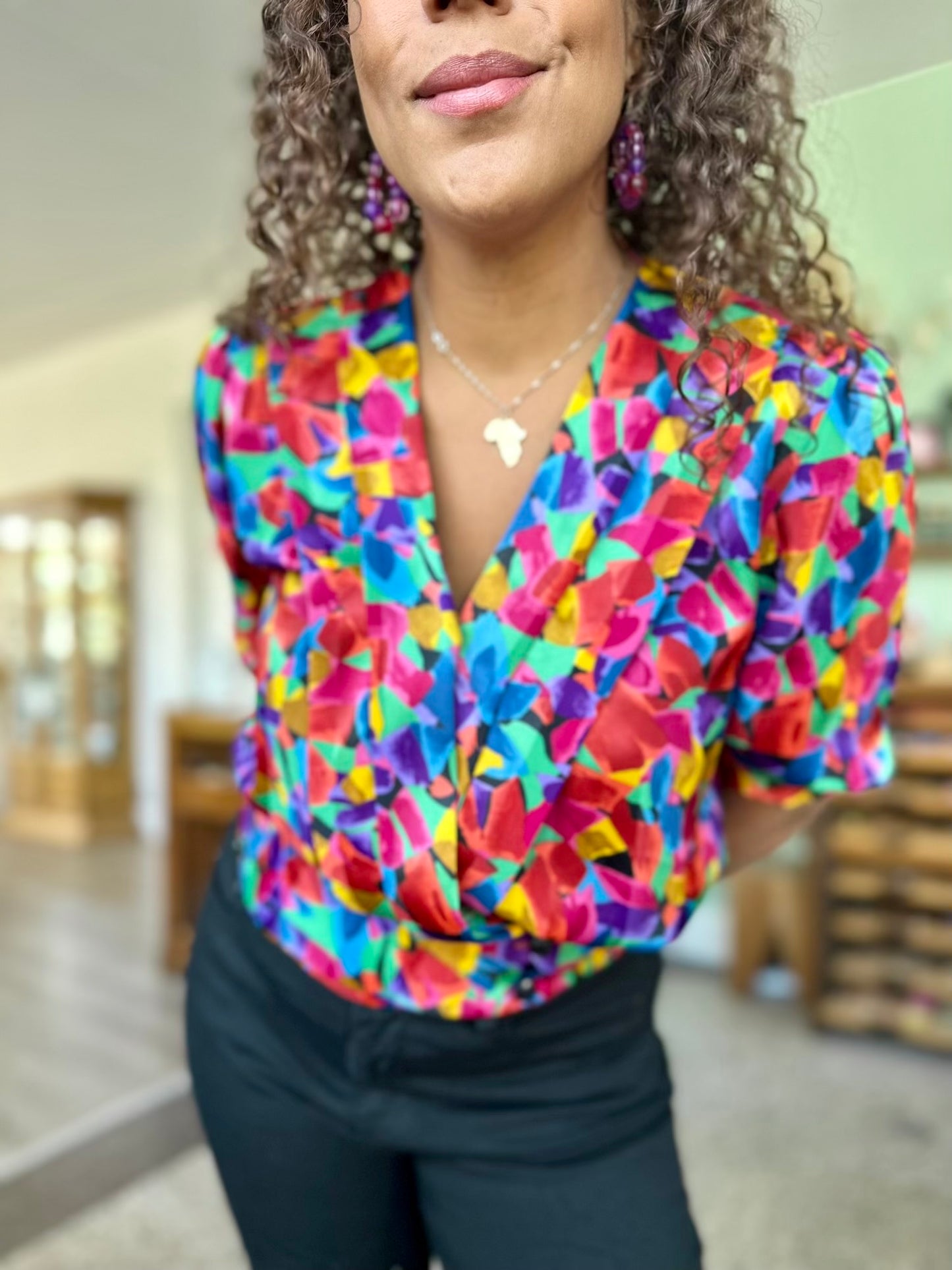 Detailshot van felgekleurde blouse