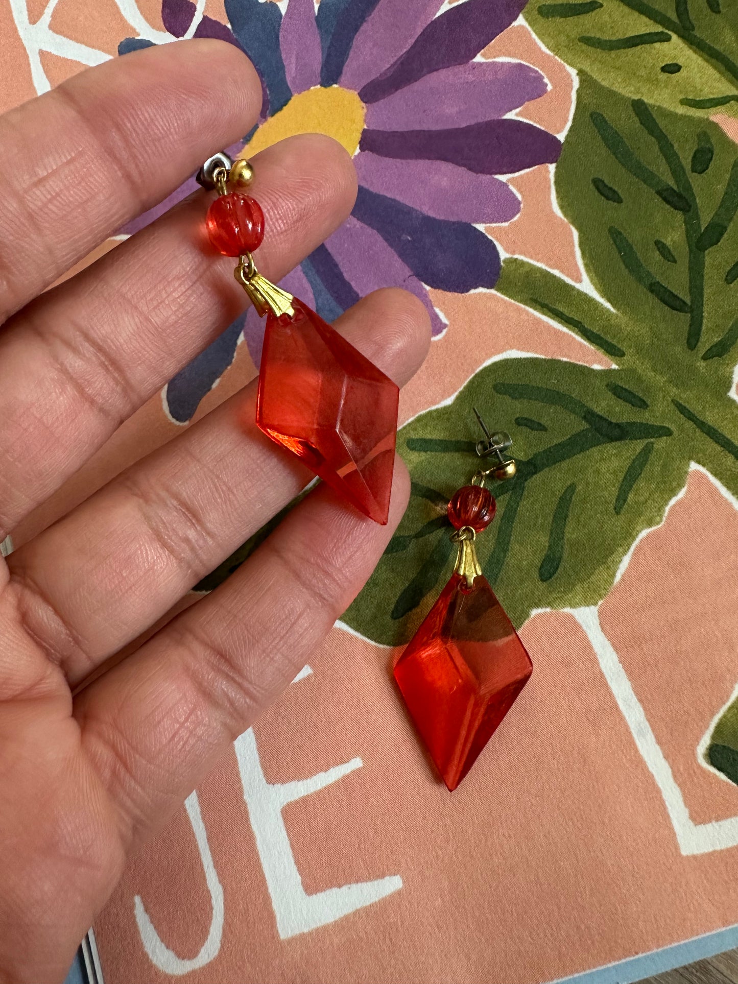 vintage oorbellen in rood-oranje