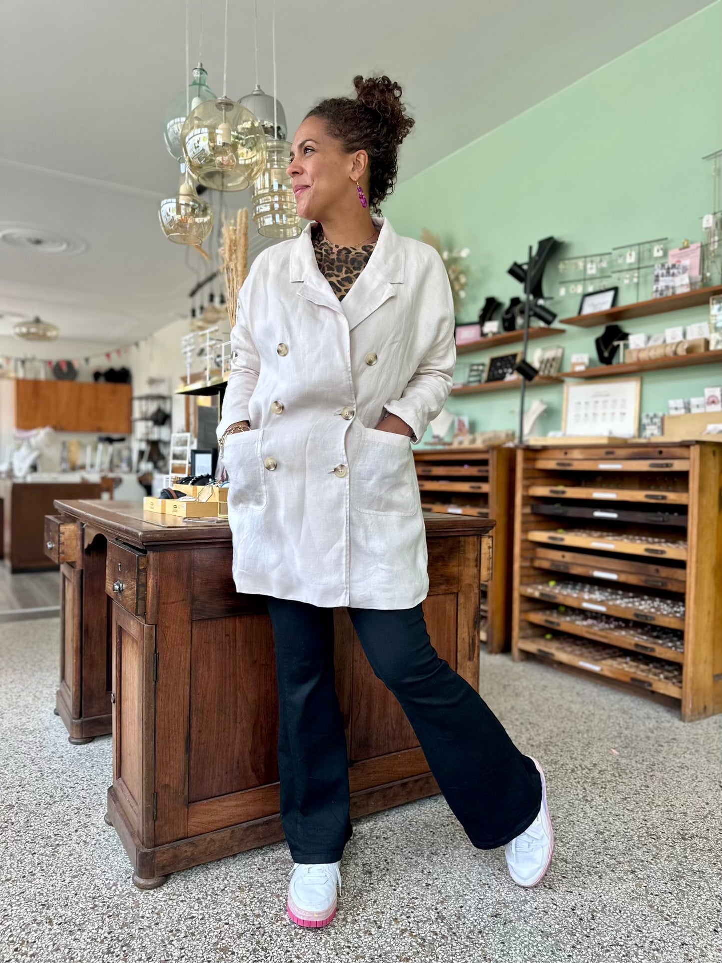 vintage stijl jas van natuurlijke materialen in basic creme kleur met dubbele knopen rij en twee grote zakken