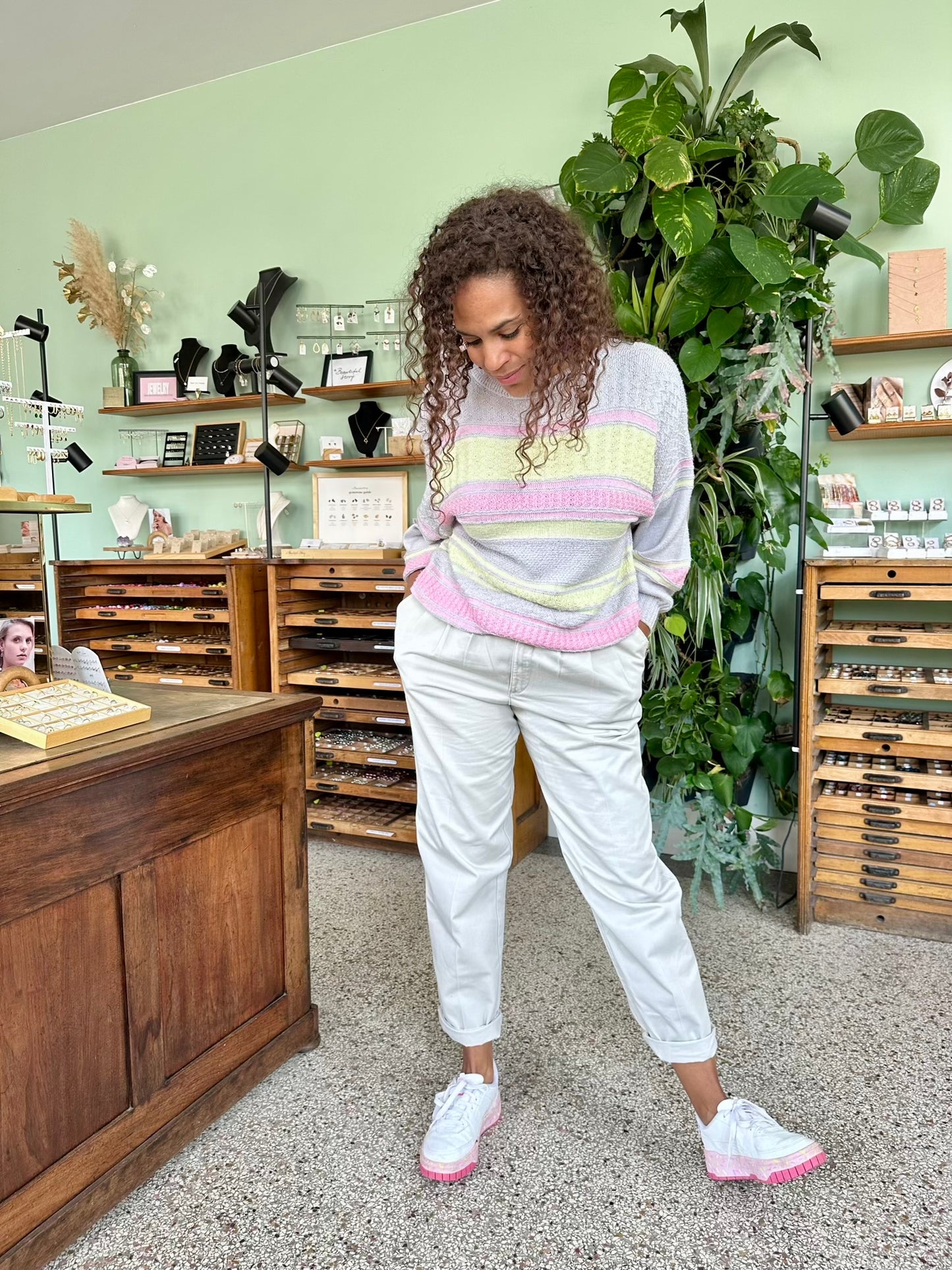 vintage sweater grijs met pastel roze en geel in gebreid acryl