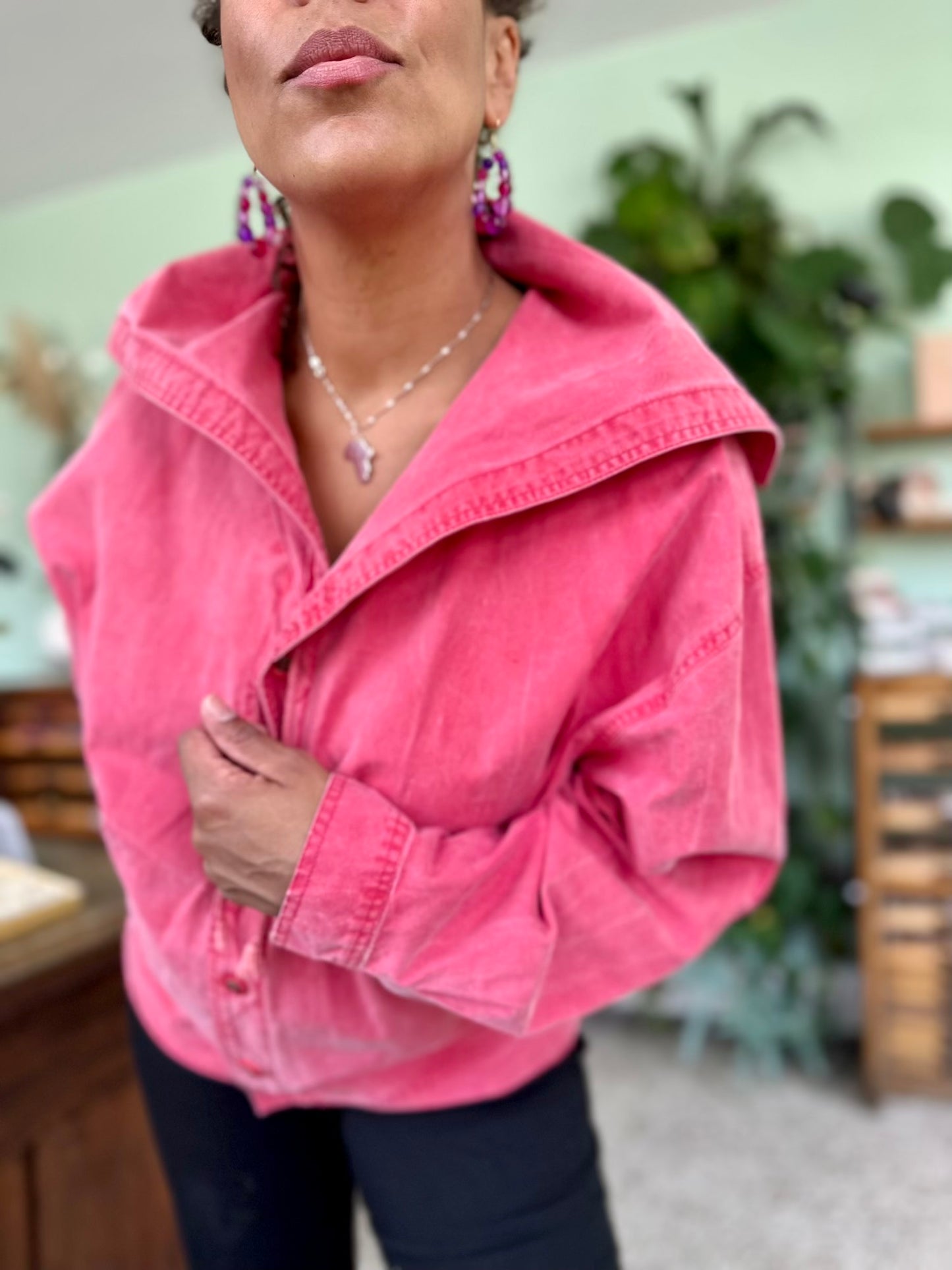 Close up van vintage stijl roze denim jacket met grote kraag en opvallende kleur