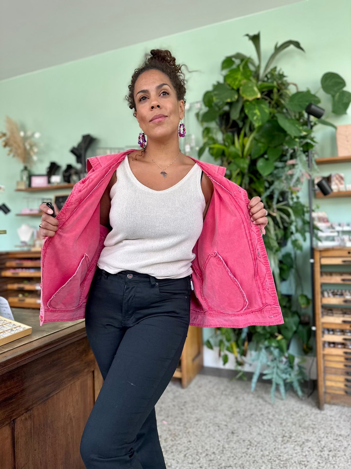 vintage roze spijkerjas, open gedragen