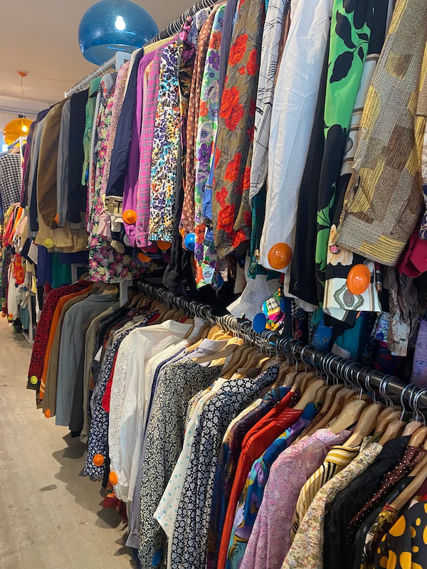 rekken vol vintage in winkel
