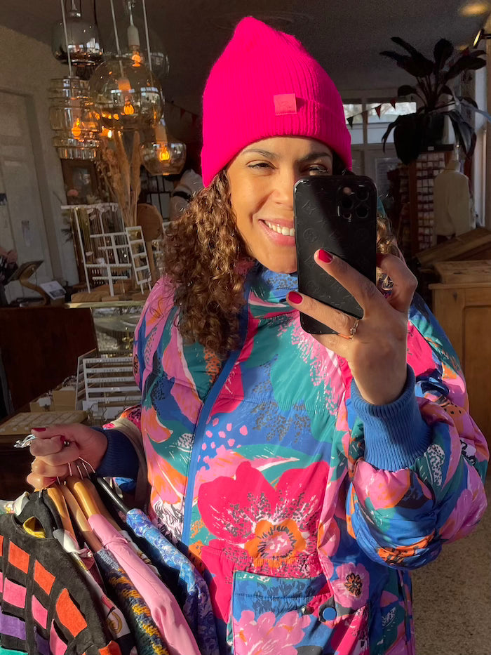Vrouw in kleurrijke kleding
