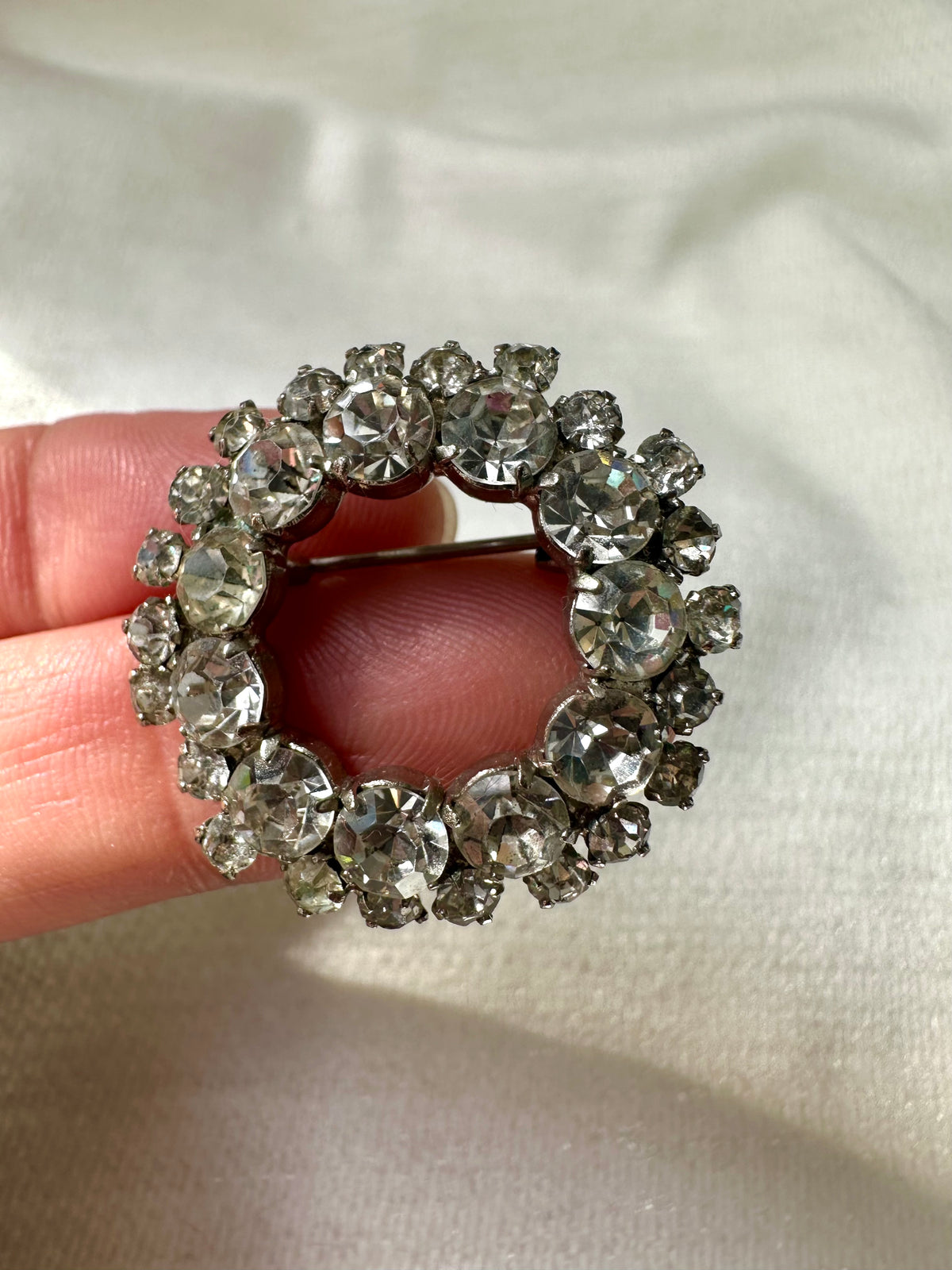Vintage ronde krans broche met strass