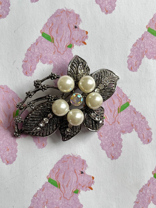 Faux parel bloem broche
