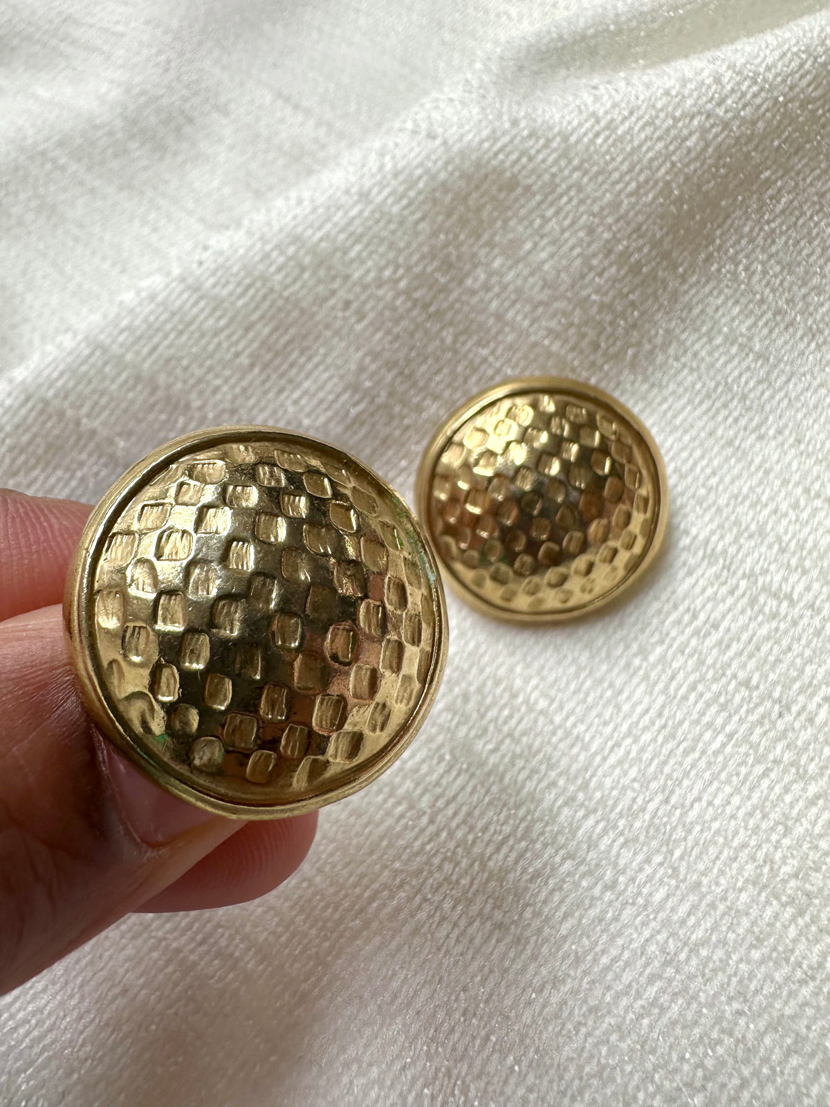 Vintage vergulde ronde clip-oorbellen met relief