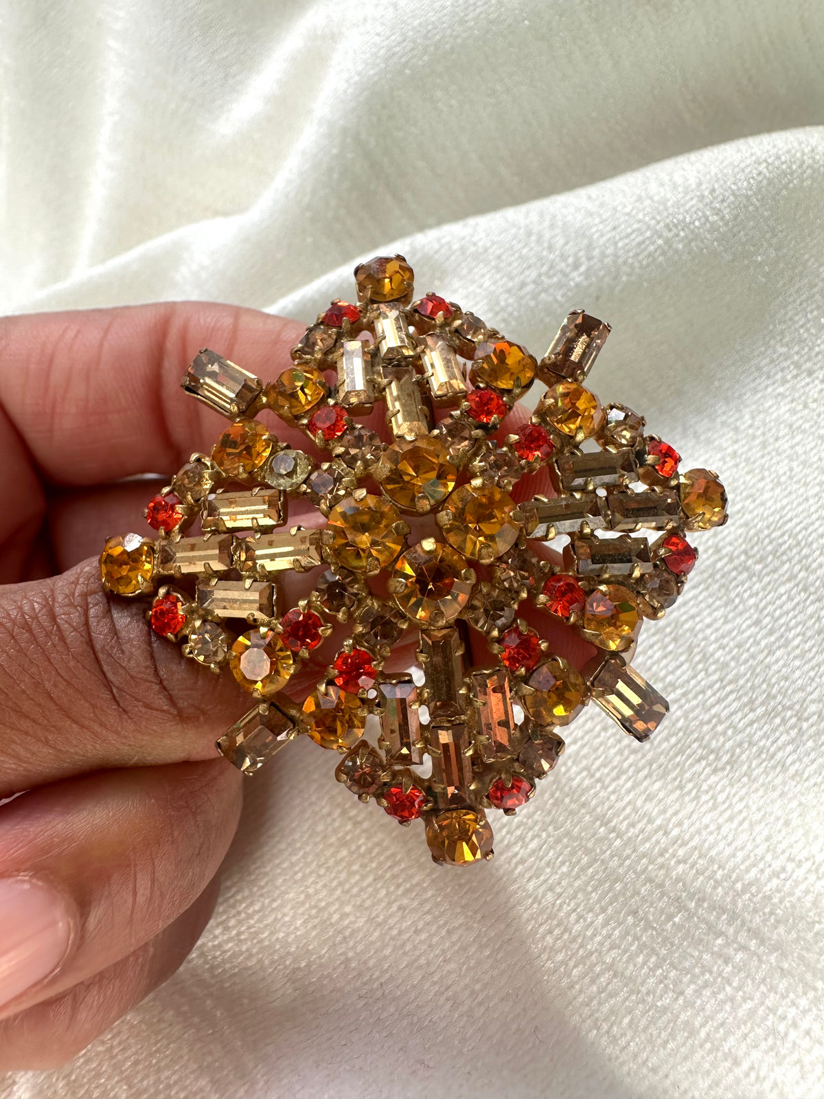 Vintage vierkante broche met goudkleurig strass