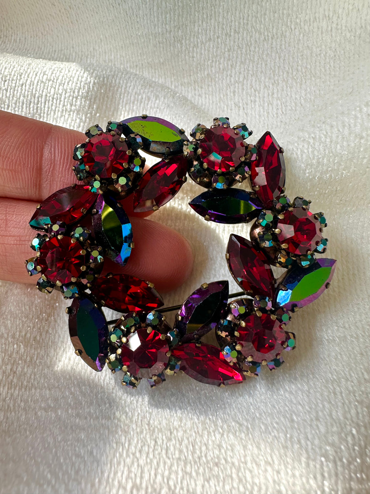 Vintage grote ronde broche met bloemen en bladeren