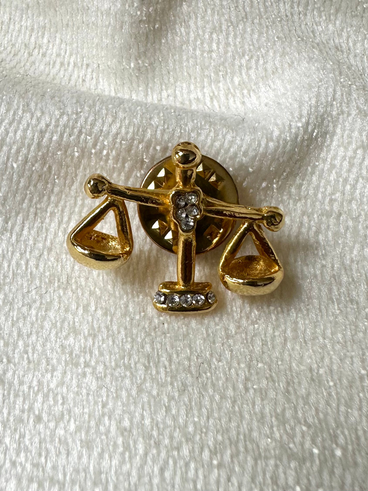 Vintage vergulde weegschaal pin