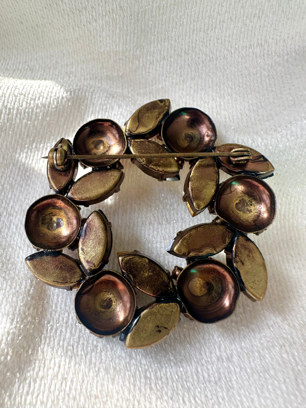 Vintage grote ronde broche met bloemen en bladeren