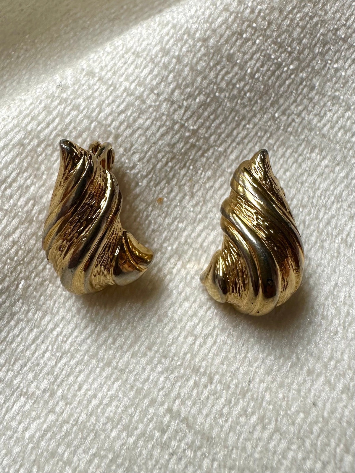 Vintage vergulde clip-oorbellen in schelpvorm, Monet