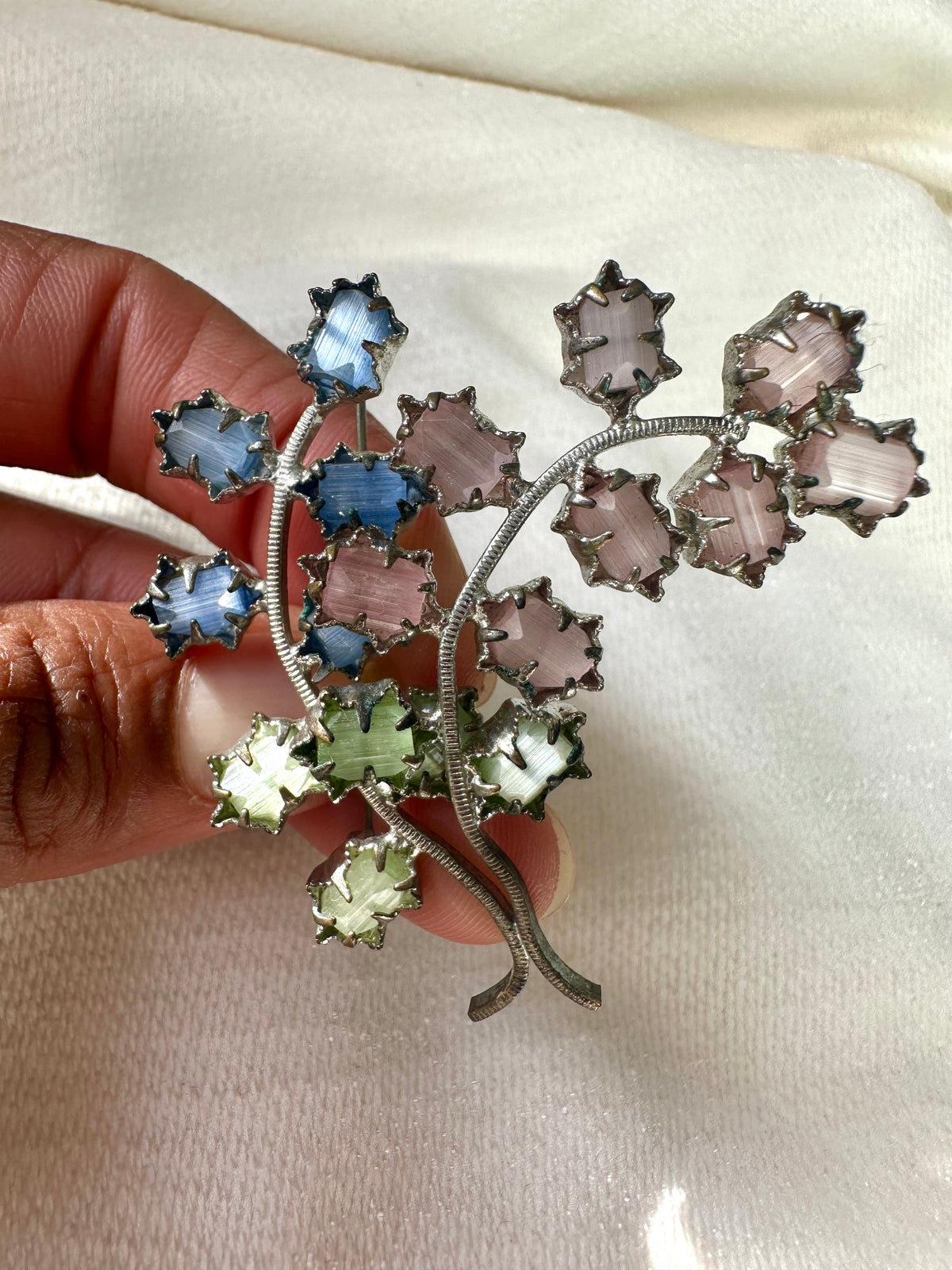 Vintage zilverkleurige bloemen broche uit de 50's
