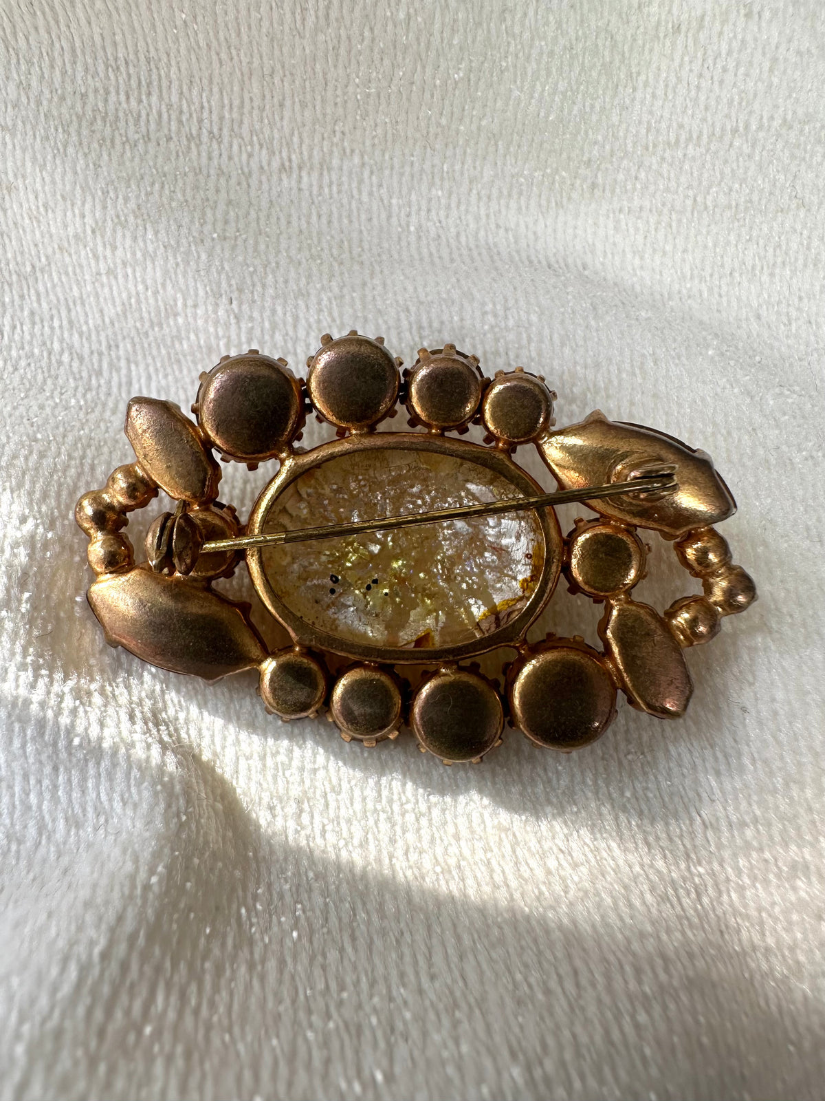 Vintage ovalen broche met amberkleurig kristalglas