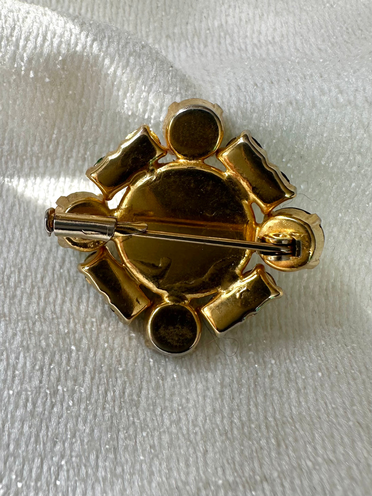 Vintage vierkante broche met groene strass steentjes