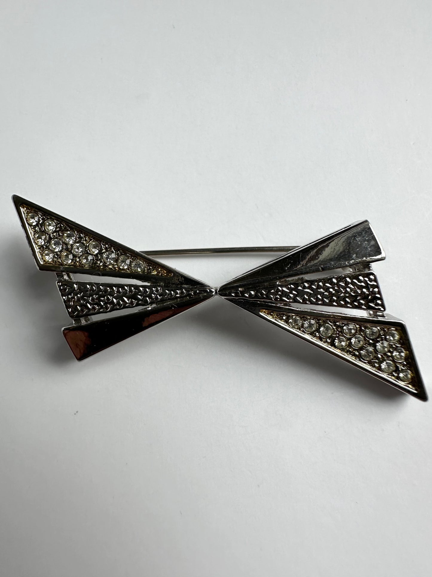 Zilverkleurige strik broche