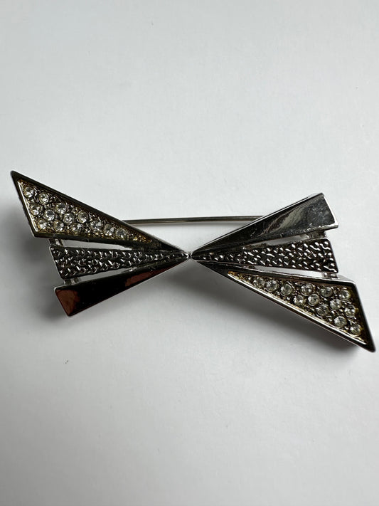 Zilverkleurige strik broche