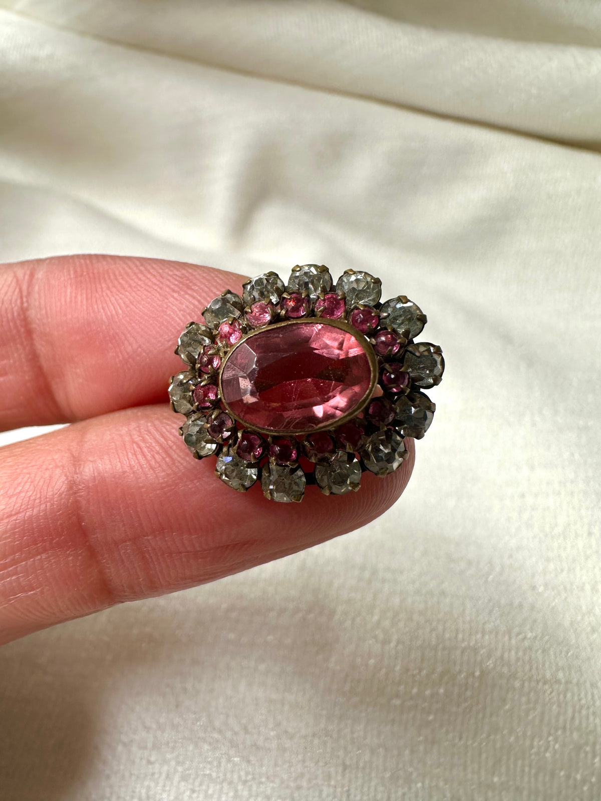 Vintage klein ovalen broche met roze strass