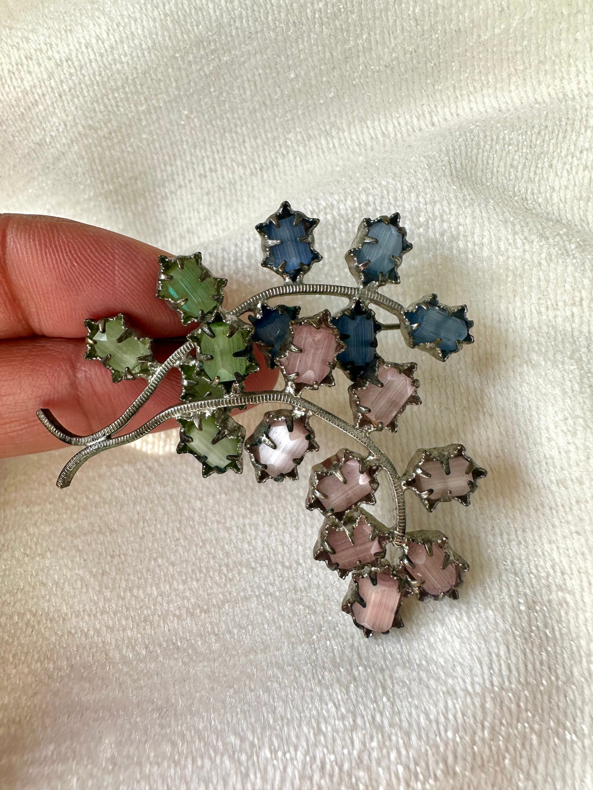 Vintage zilverkleurige bloemen broche uit de 50's