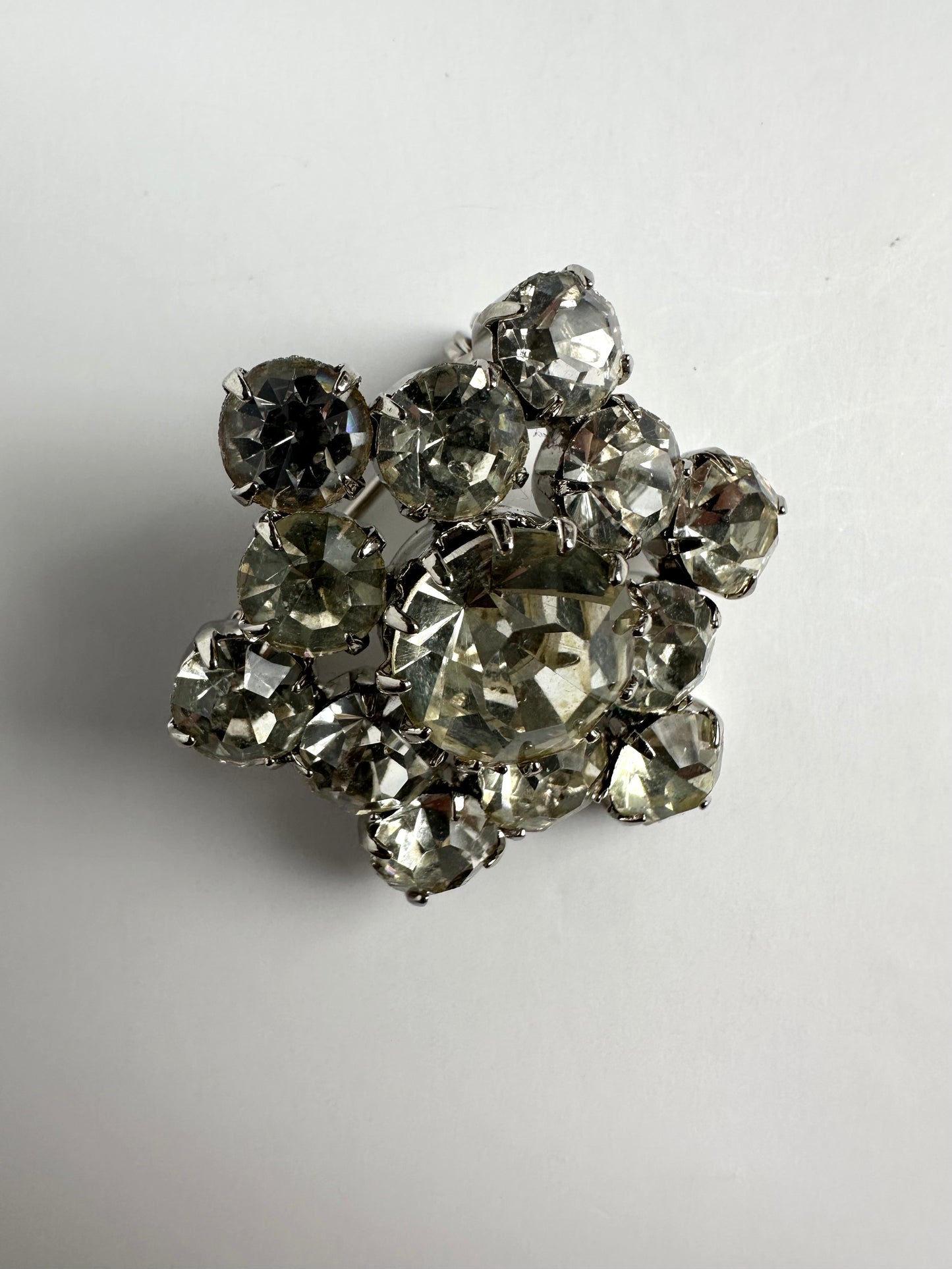 Bloemvormige strass broche