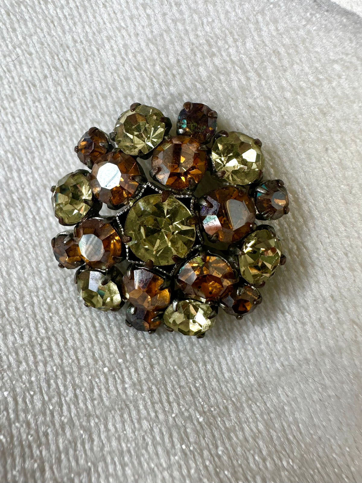 Vintage ronde broche met amberkleurige strass - M