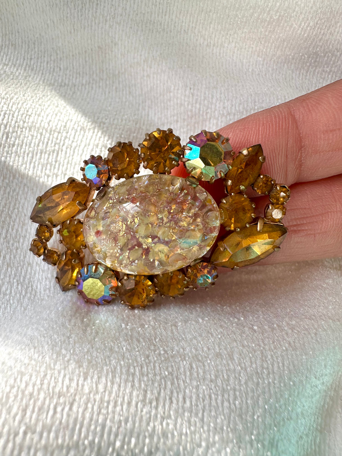 Vintage ovalen broche met amberkleurig kristalglas