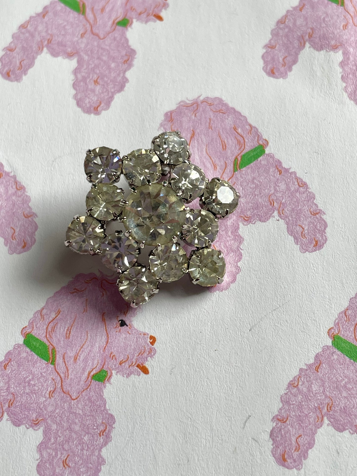 Bloemvormige strass broche