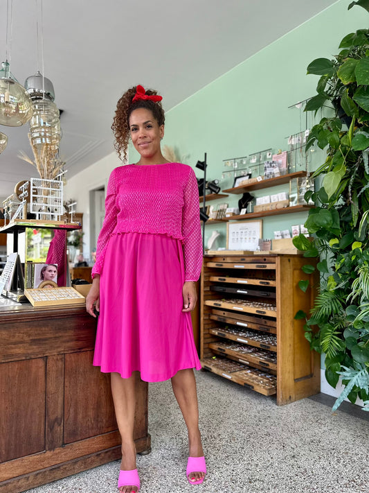 Vintage knalroze cocktail jurk met see trough mouwen en klok rok