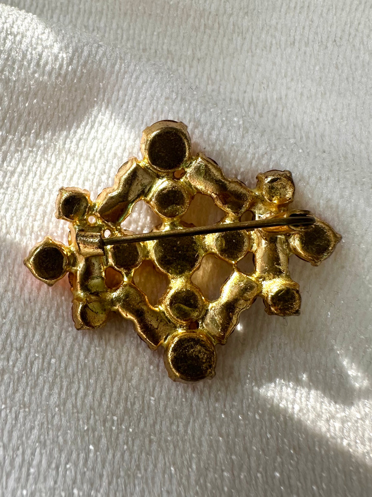 Vintage broche met srass in roest-oranje