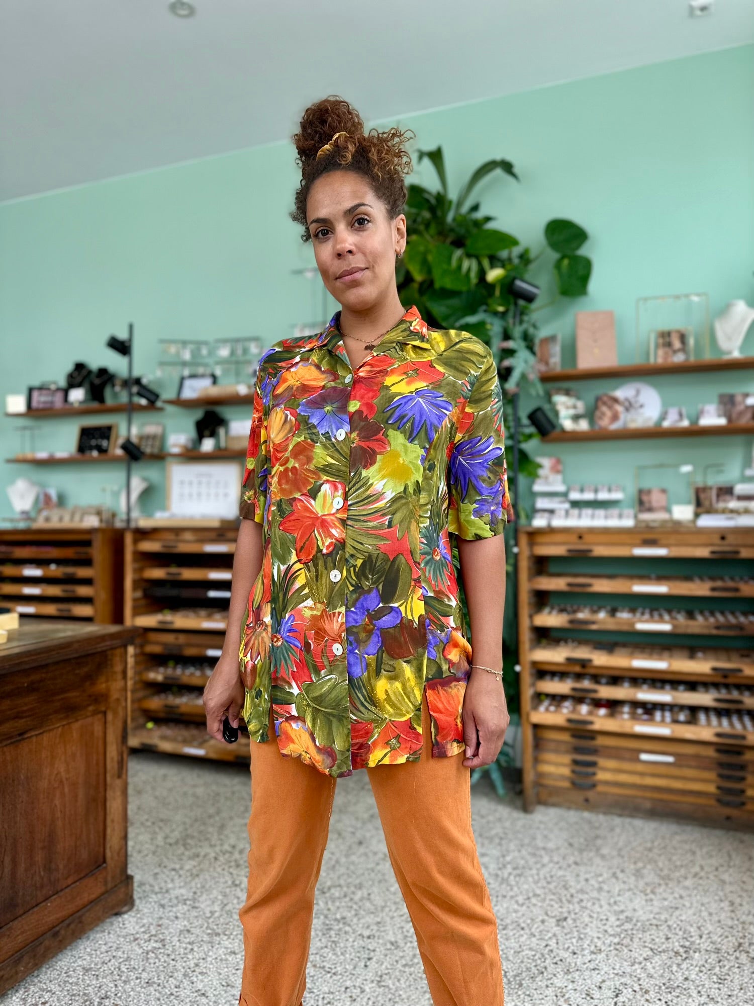 Vintage bloemen blouse met parelmoer knoopjes 