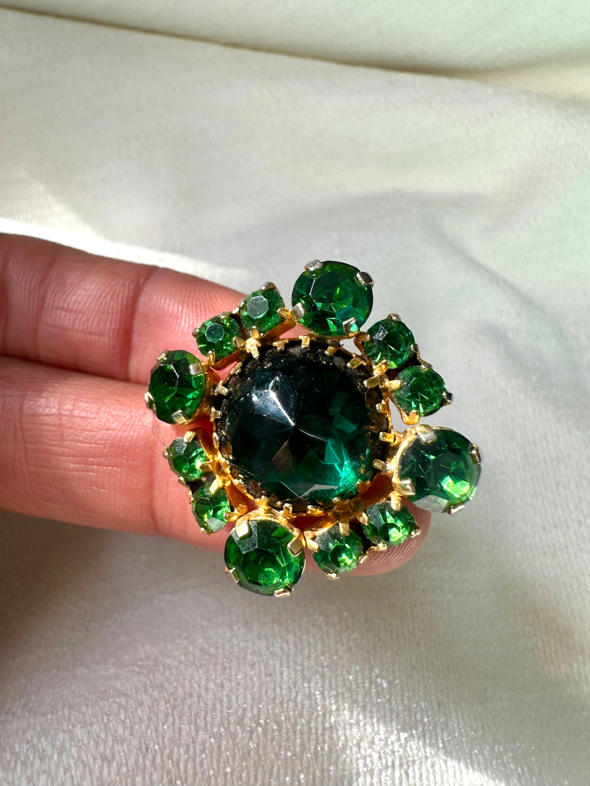 Vintage vierkante broche met groene strass steentjes