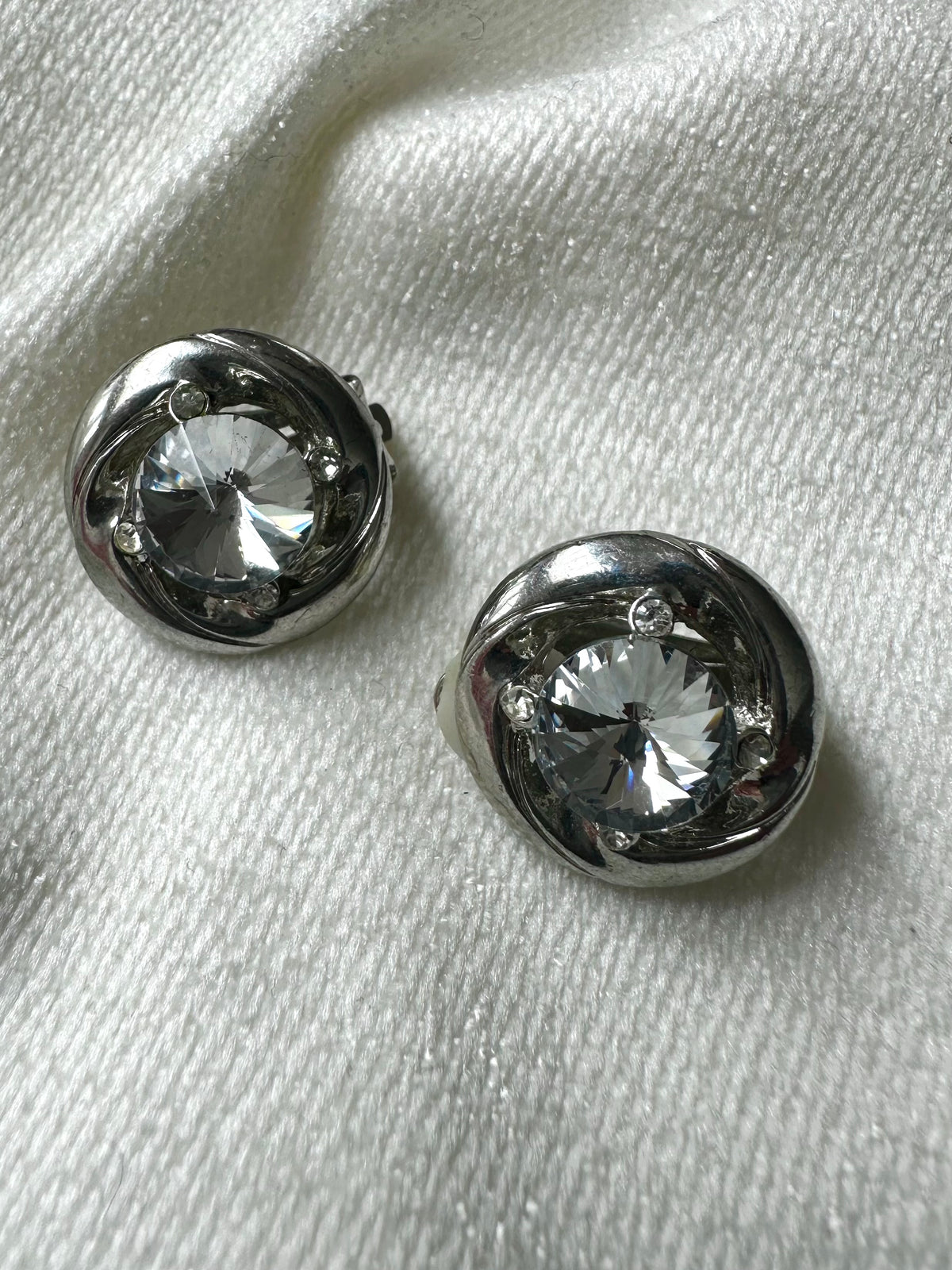 Vintage zilverkleurige ronde clips met strass